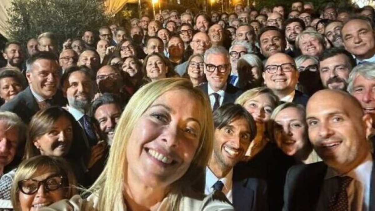 Immagine di Meloni torna a Colle Oppio per compattare i suoi prima della manovra