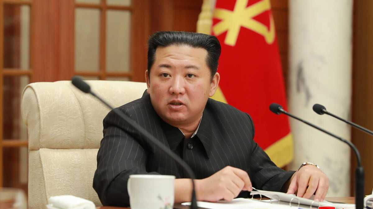 Immagine di Putin e il missile Kim. La visita del nordcoreano in Russia è un doppio ricatto diplomatico del Cremlino