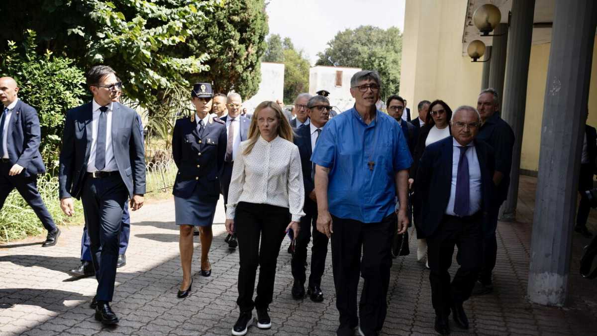 Immagine di Dal carcere per chi non manda i figli a scuola al daspo urbano: cosa prevede il decreto Caivano
