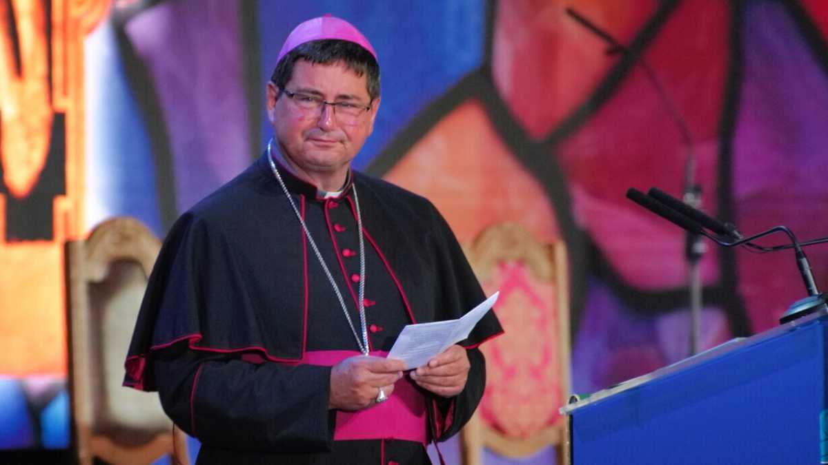 Immagine di Crisi di fede? Macché. A Rimini mons. Anselmi suggerisce di non usare piatti di plastica