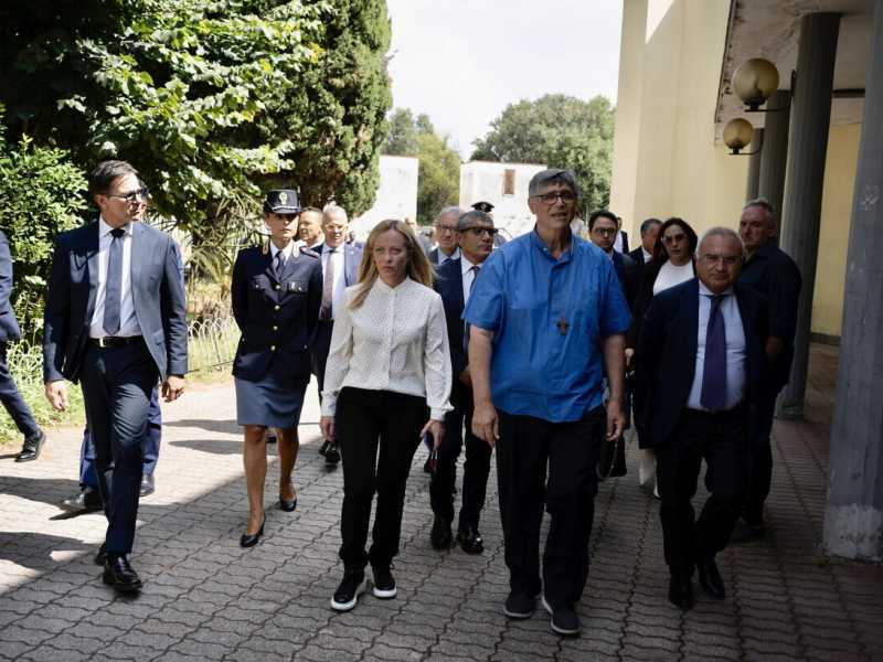 &nbsp;Meloni in visita a Caivano (foto Ansa)