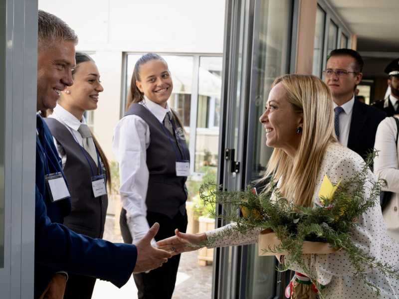La visita di Meloni alla scuola di Caivano (Foto Ansa)