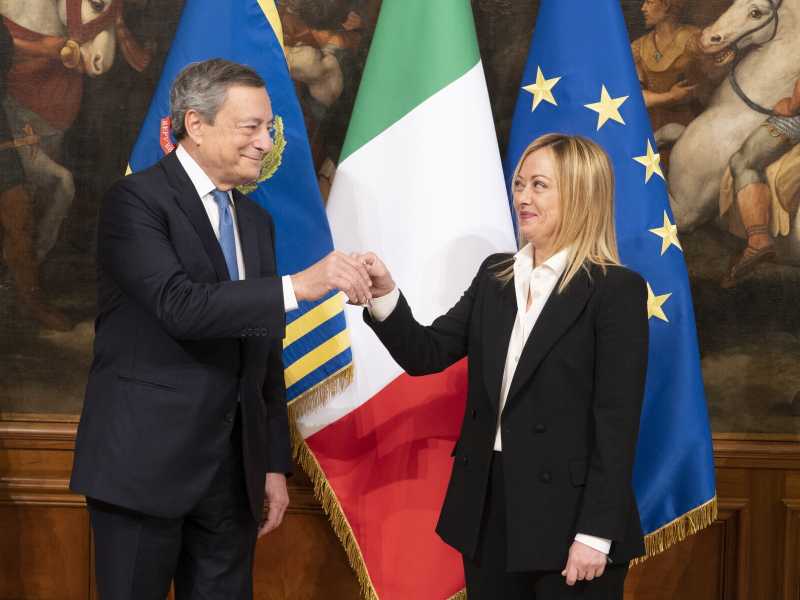 Tra Draghi e Macron. L'Eliseo cerca Meloni per il Patto di stabilità, ma lei diffida
