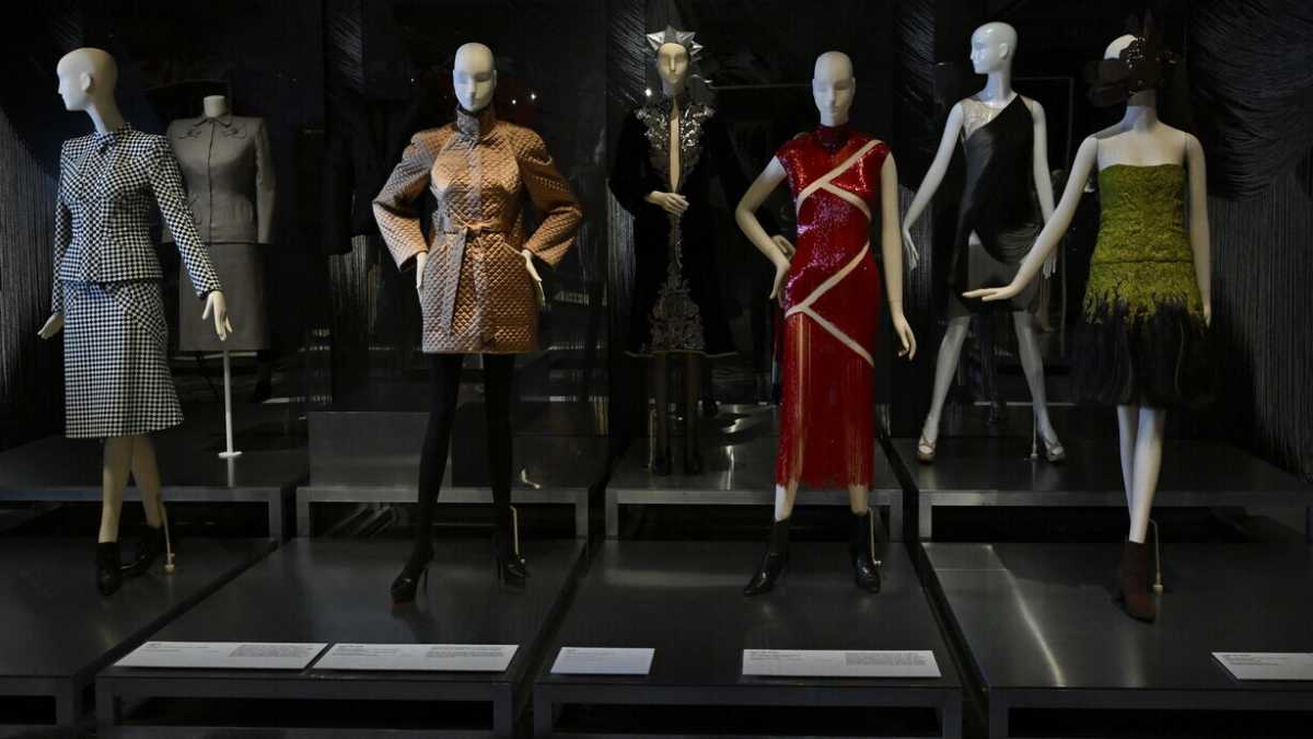 Immagine di Sarah Burton lascia Alexander McQueen: l'ultimo indizio di una rivoluzione nel gruppo Kering