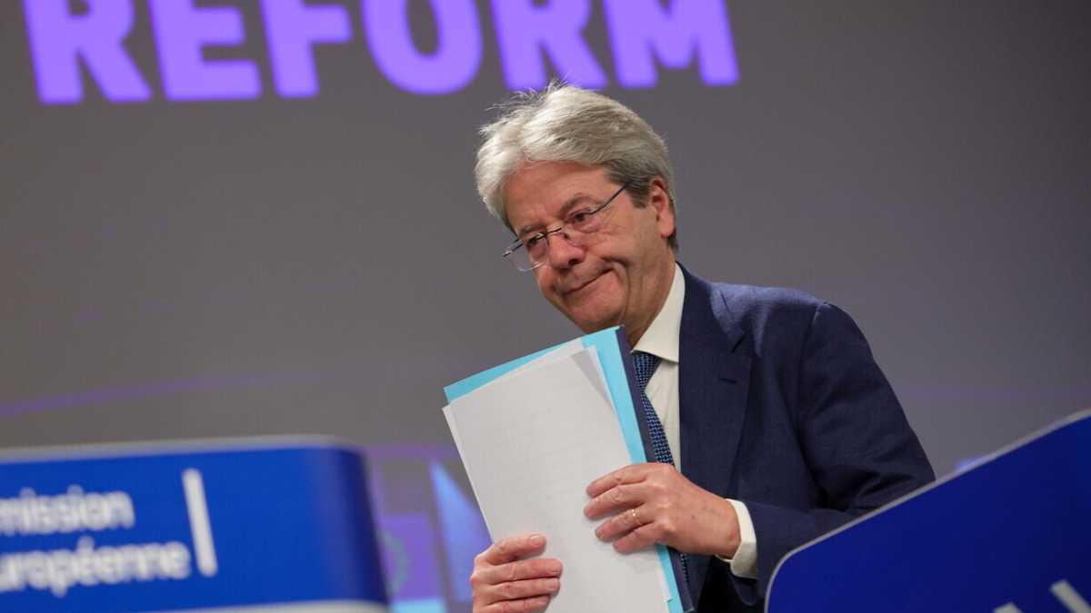 Immagine di Bruxelles taglia le previsioni di crescita. Gentiloni: "Meloni? Le polemiche danneggiano l'Italia"