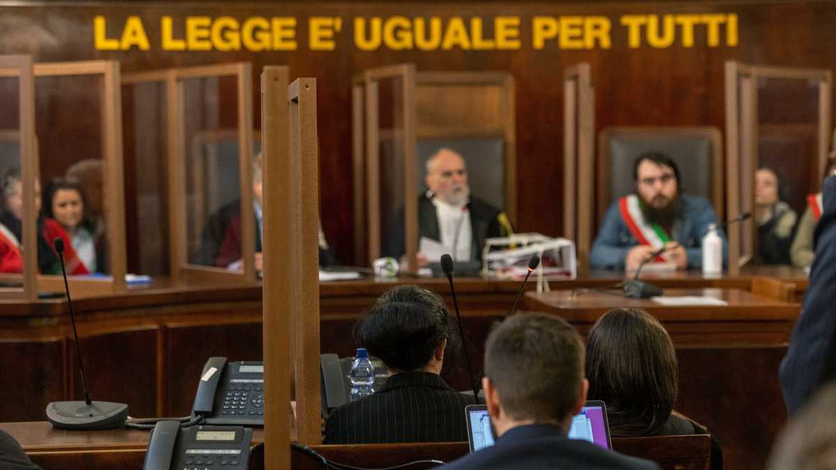 Immagine di Avviso alla destra e alla sinistra: non si fa politica con il codice penale