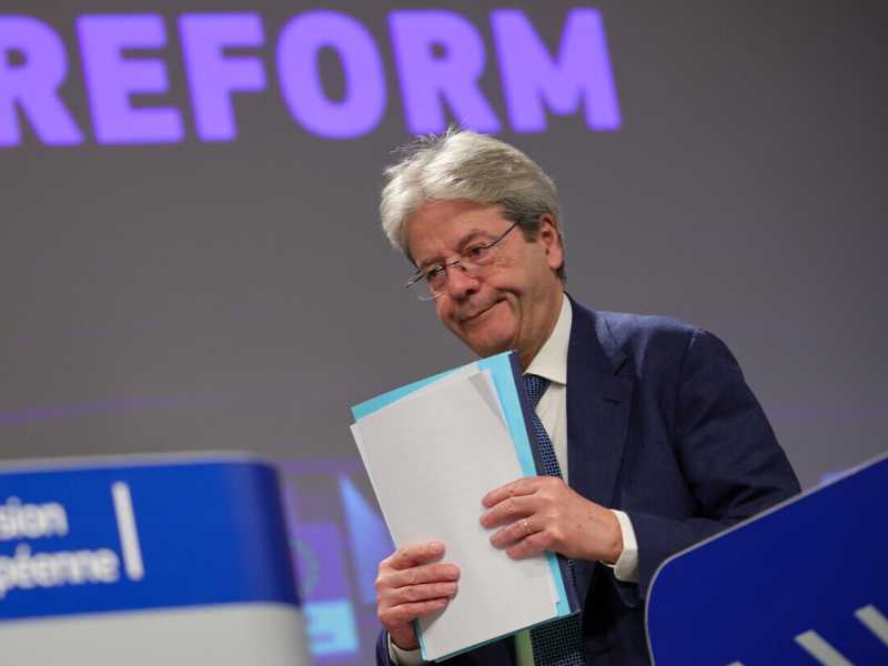 Bruxelles taglia le previsioni di crescita. Gentiloni: "Meloni? Le polemiche danneggiano l'Italia"