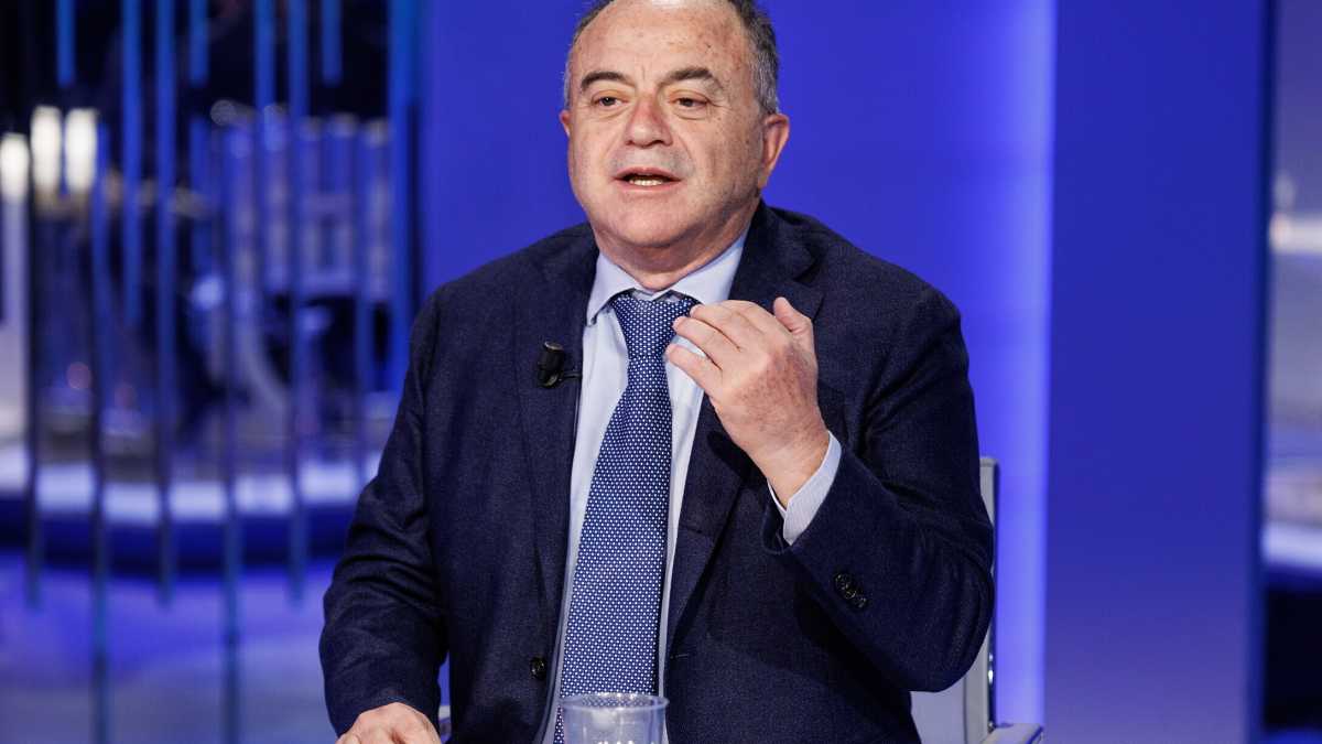Immagine di Gratteri verso la guida della procura di Napoli, grazie a manette facili e inchieste show