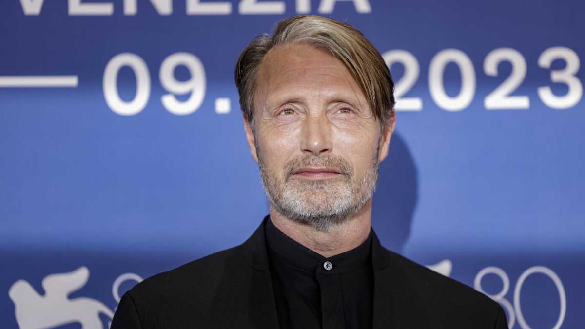 Immagine di Mads Mikkelsen a Venezia distrugge la “diversity”