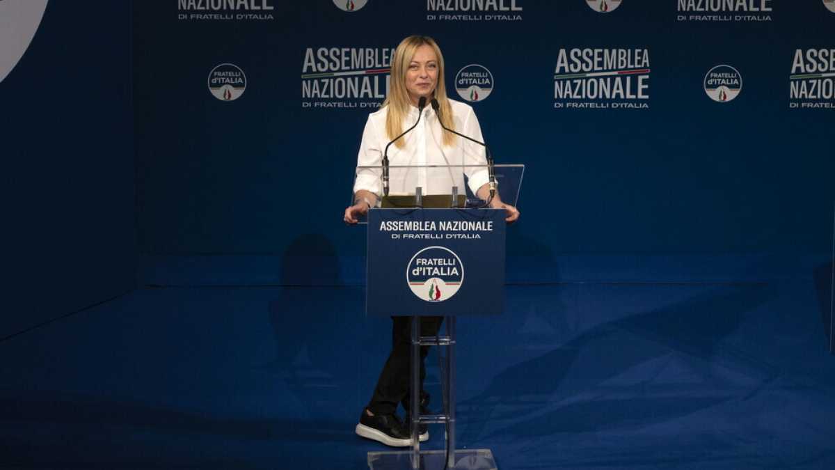 Immagine di Meloni all’assemblea di Fdi: “L’Italia con noi va meglio, veleno su mia sorella Arianna”