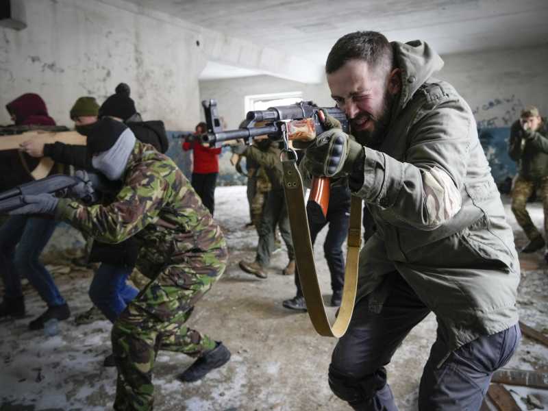 Ucraina, campo di addestramento dei volontari (LaPresse)&nbsp;<br />