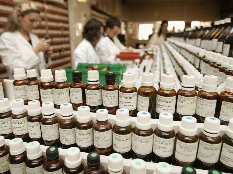 Il personale di una farmacia di Londra prepara rimedi omeopatici (Foto di Peter Macdiarmid/Getty Images) <br />