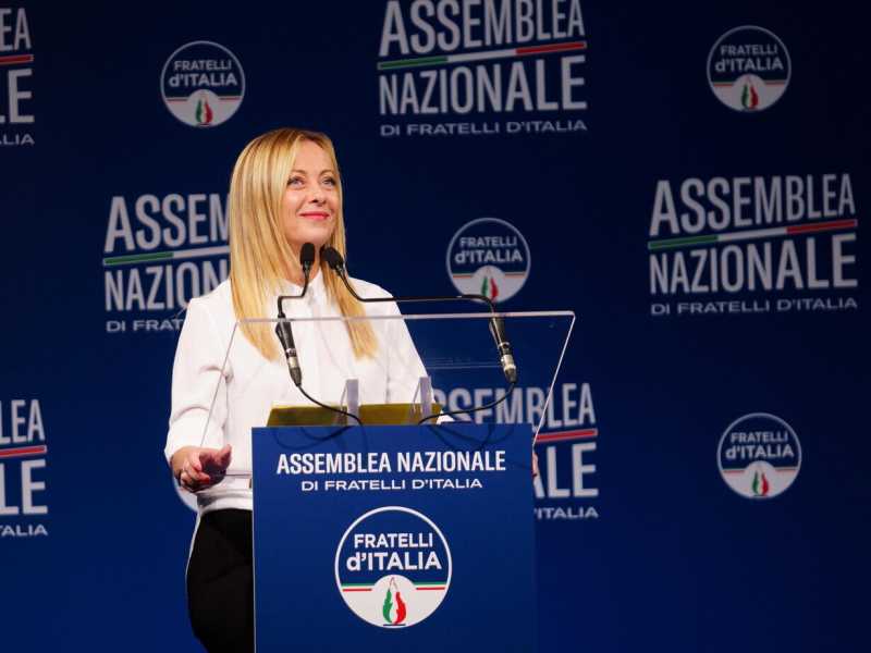 Europa, orgoglio e vittimismo. La versione di Meloni all'assemblea di FdI