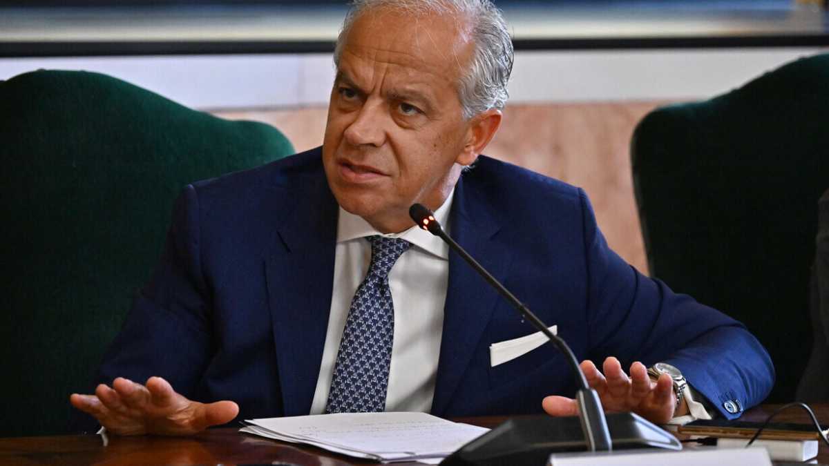 Immagine di Modello Piantedosi: ecco come sarà la minigonna primavera/estate 2024 disegnata dal ministro