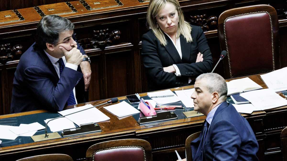 Immagine di Com'è nata l'invettiva contro Gentiloni. La nuova linea di Fazzolari a Palazzo Chigi