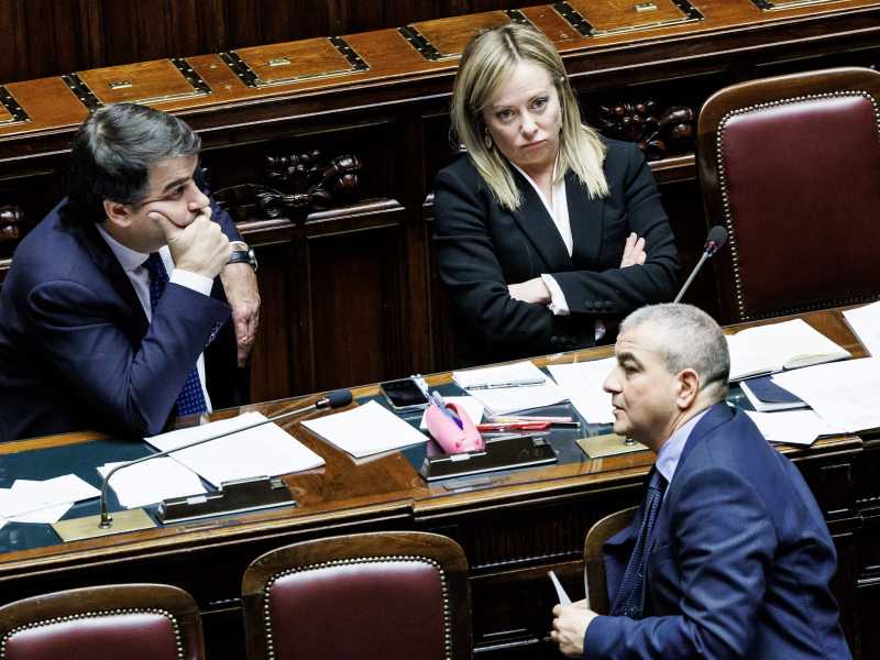 Com'è nata l'invettiva contro Gentiloni. La nuova linea di Fazzolari a Palazzo Chigi