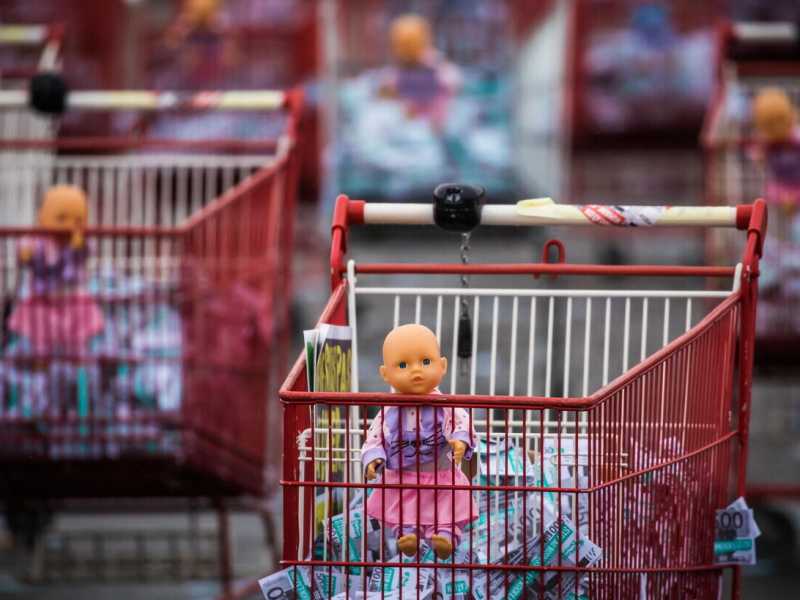 “L’utero in affitto è l’esito della civiltà totale”. Intervista a Onfray sul suo nuovo libro