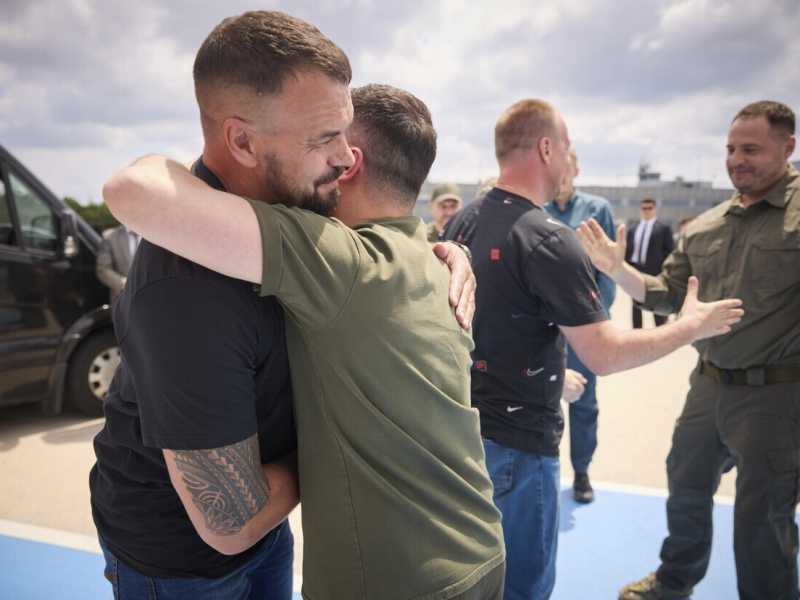Zelensky con membri della brigata Azov rilasciati dai russi nel luglio scorso (Ansa) <br />