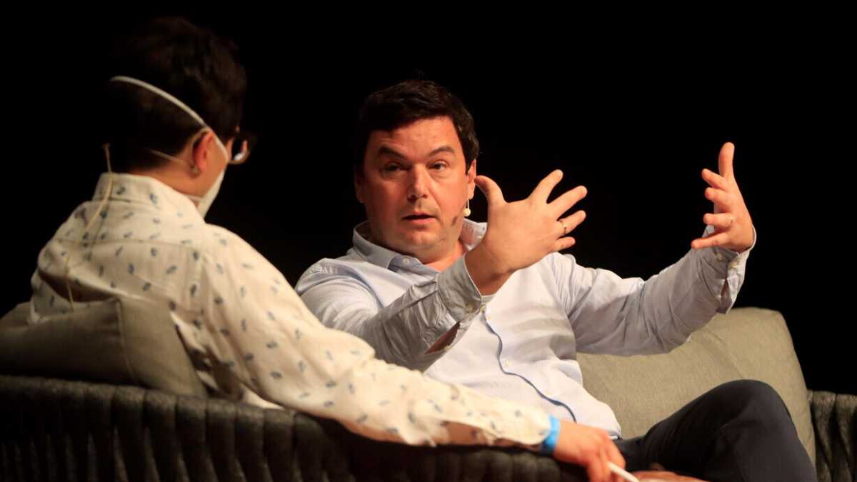 Immagine di Piketty con moglie vs Mélenchon: basta wokismo, è la lotta di classe che conta
