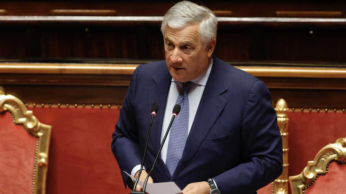 Immagine di Tajani contro Tajani
