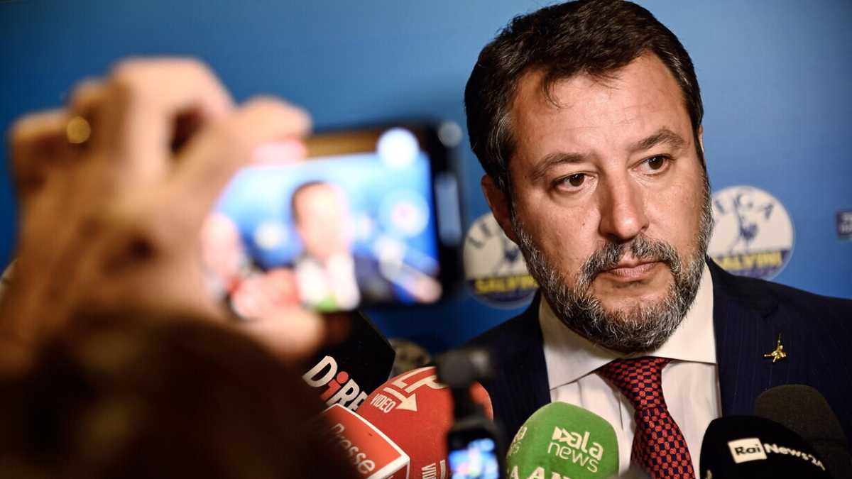 Immagine di Parla degli sbarchi come “atto di guerra”. Accoglie Le Pen. Salvini è già in campagna elettorale