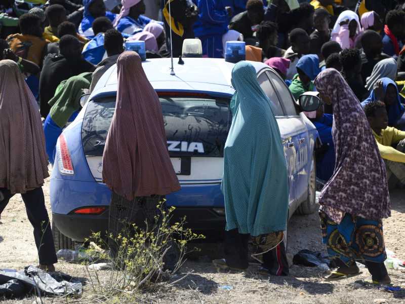 Più che un complotto, un auto complotto. Sui migranti è finita la pacchia