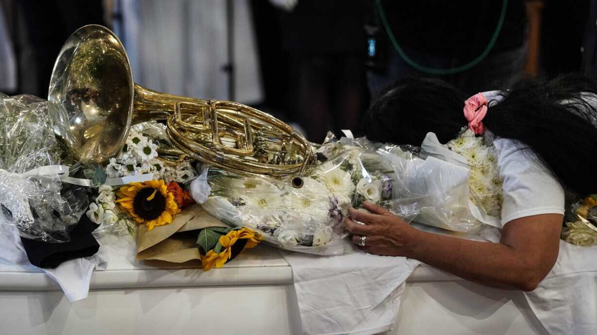 Immagine di Il corno e la pistola. La morte di Giogiò Cutolo, ucciso da un paranzino