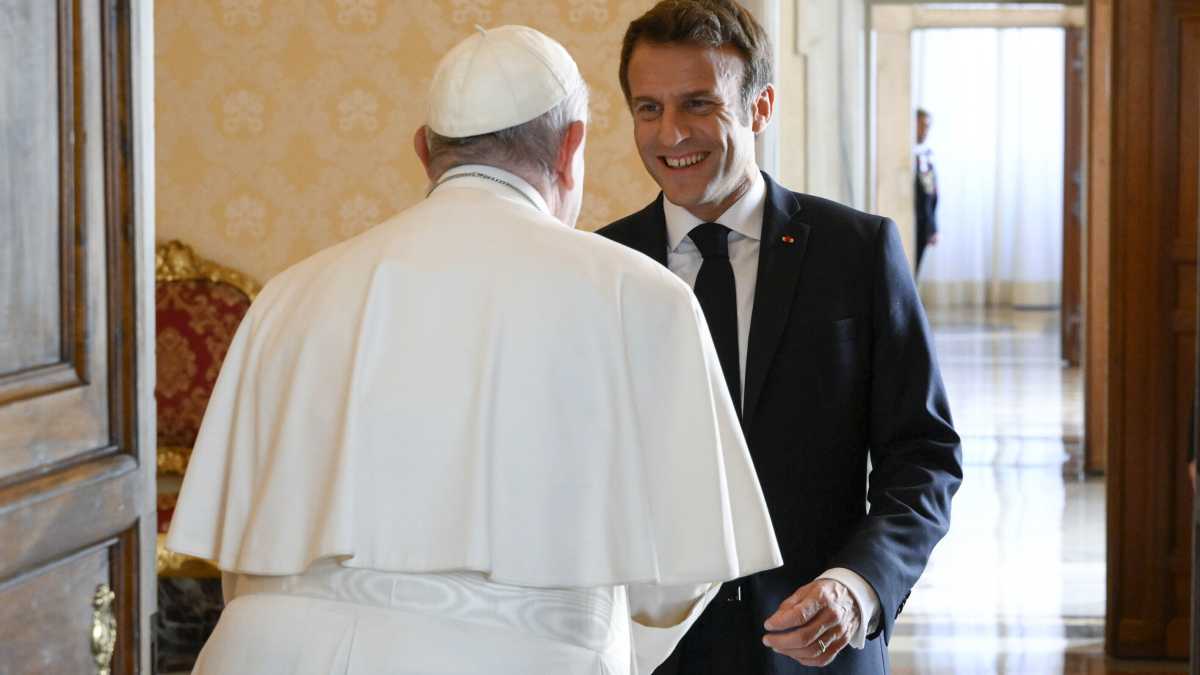 Immagine di Macron va alla messa del Papa, la gauche insorge: “Vìola la legge del 1905”