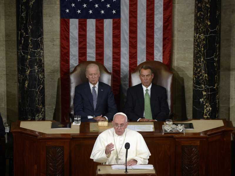 Papa Francesco durante il suo discorso al Congresso, il 24 settembre 2015. Alle sue spalle, l&rsquo;allora vicepresidente Joe Biden (foto Olycom)&nbsp;<br />