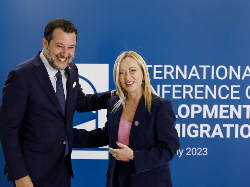 Meloni telefona a Salvini: "Uniti sui migranti, altrimenti sembriamo Tafazzi"