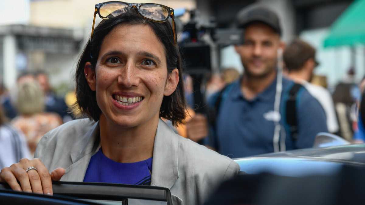 Immagine di Schlein non sceglie tra Emiliano e Decaro. E allora cita Alexander Langer e Tina Anselmi
