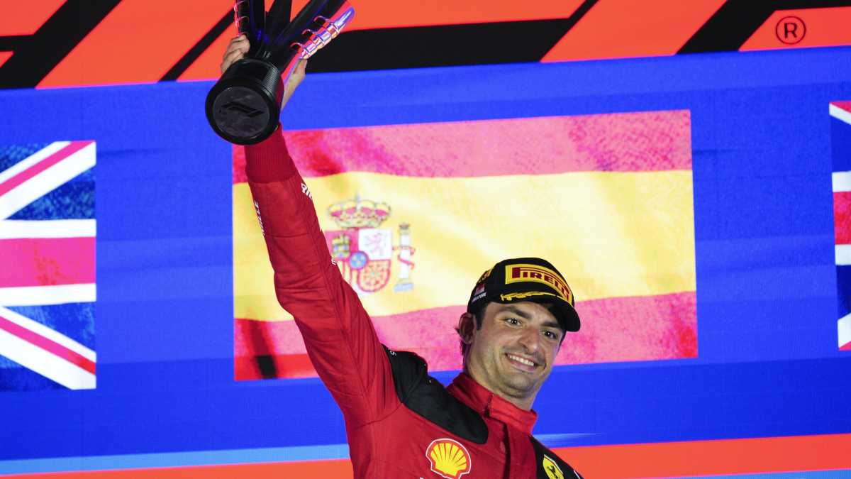 Immagine di Sainz trova la sua oasi a Singapore. La Ferrari torna a vincere dopo 434 giorni