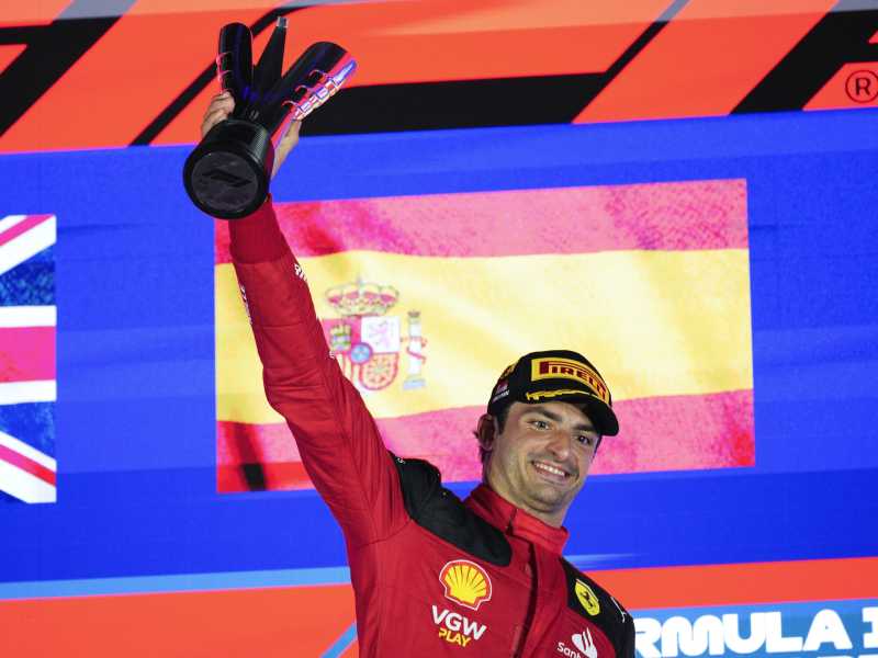 Sainz trova la sua oasi a Singapore. La Ferrari torna a vincere dopo 434 giorni
