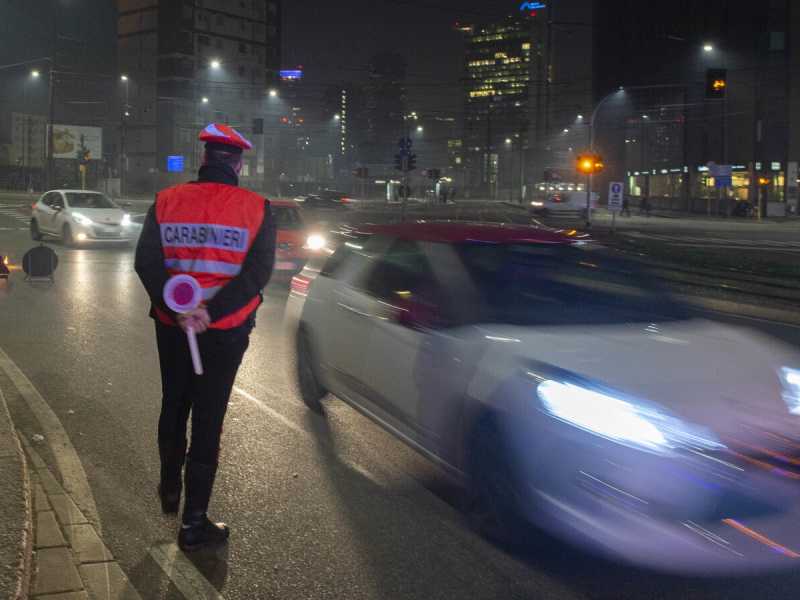 Patente sospesa per chi telefona alla guida e stretta sugli autovelox: ecco il nuovo Codice della strada