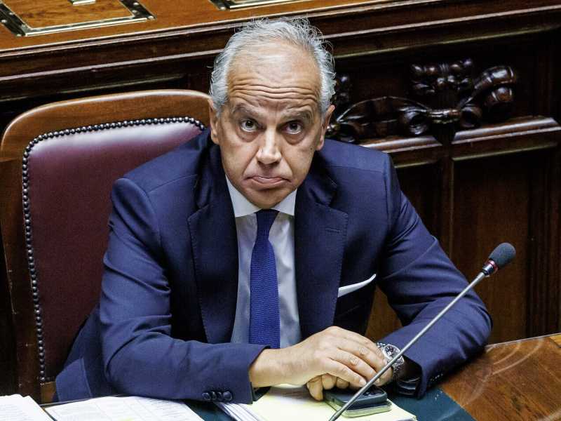 La mutazione di Piantedosi, ministro dell'Interno "di nessuno"