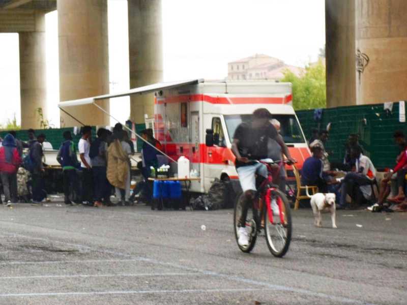 Migranti a Ventimiglia (Foto Ansa)