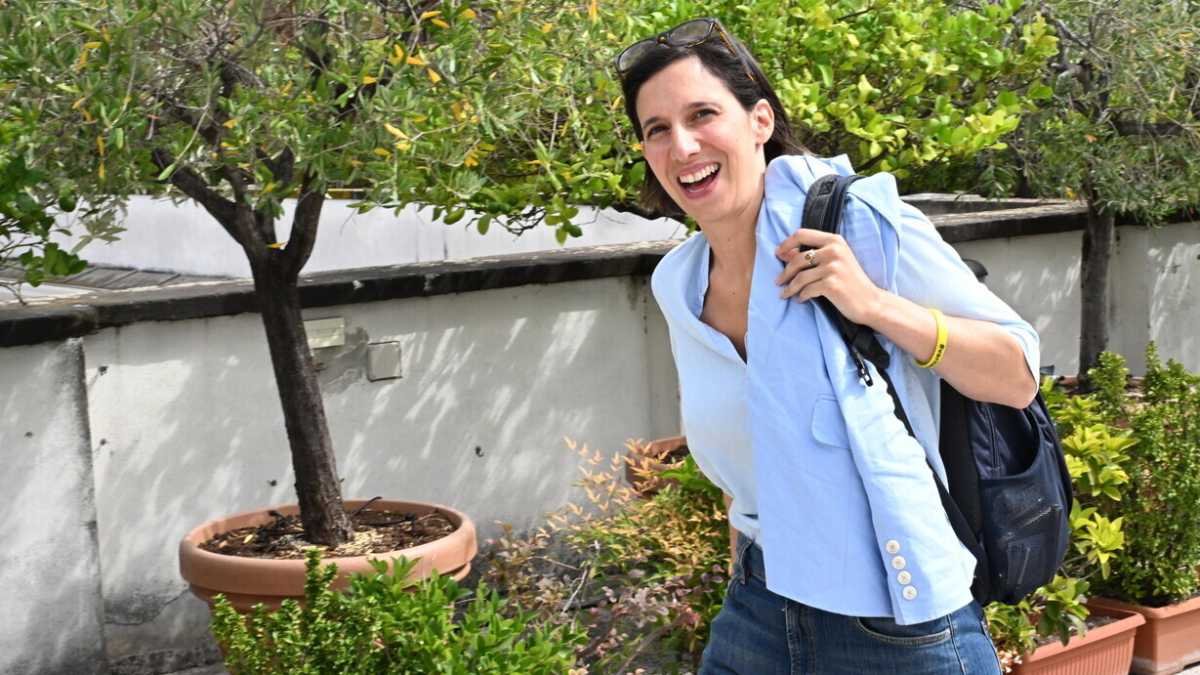 Immagine di A scuola con Elly, ecco le Frattocchie di Schlein: "Così il Pd uscirà dalla bolla"