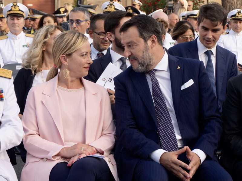 Lotta nel fango a destra. Meloni e Salvini giocano a chi la spara più grossa contro la Germania sui migranti