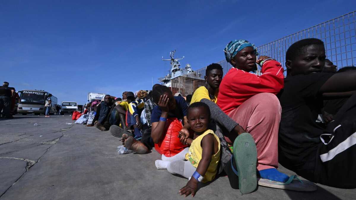 Immagine di Pizzo di stato. La cauzione stile scafisti per gli immigrati è così surreale che non pare vera