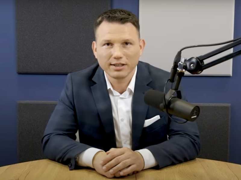 Foto dal canale YouTube di Slawomir Mentzen