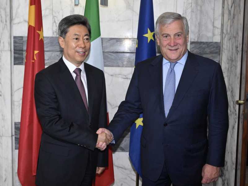 La cricca di Xi corteggia il governo Meloni, che sta al gioco