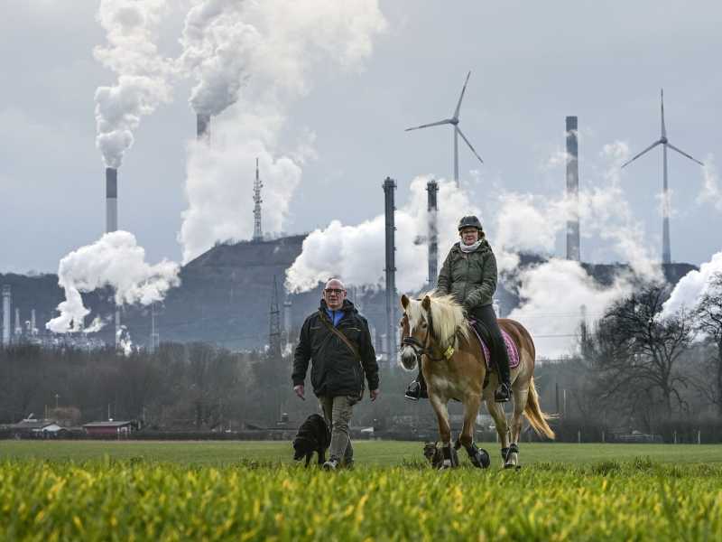 Una passeggiata a cavallo davanti a una raffineria BP e a una centrale elettrica a carbone Uniper a Gelsenkirchen (AP/Martin Meissner) <br />