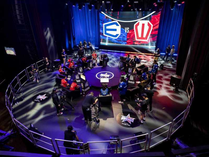 Una partita tre contro tre della Nba 2K League a Los Angeles (Epa/Etienne Laurent) <br />