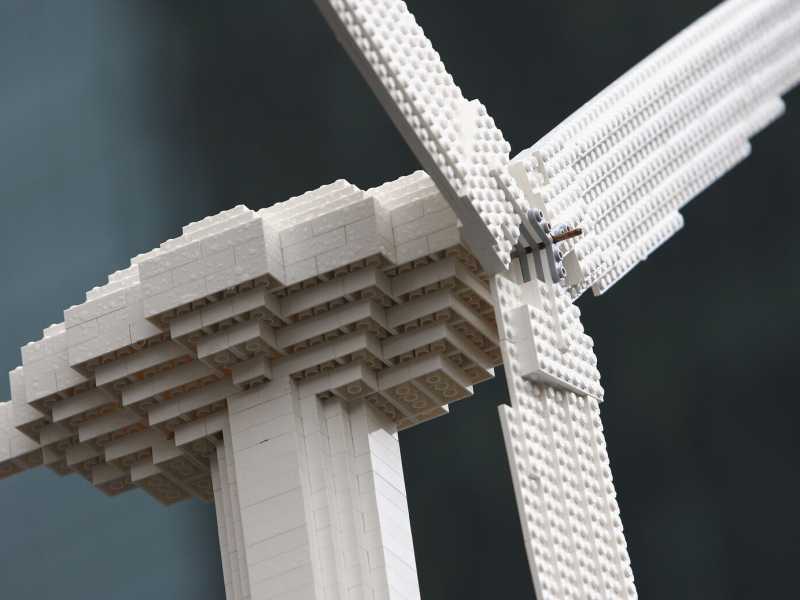 Una turbina eolica alta tre metri, composta da 7.000 mattoncini Lego e perfettamente funzionante in Customs House Square, Sidney (Cameron Spencer/Getty Images)&nbsp;<br />