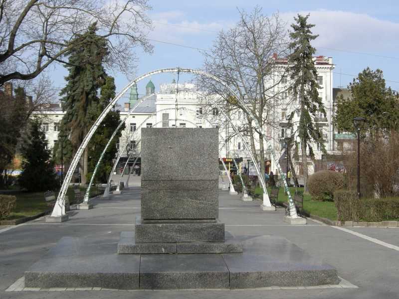 Il piedistallo di un monumento a Pushkin rimosso a Ternopil (Wikipedia)