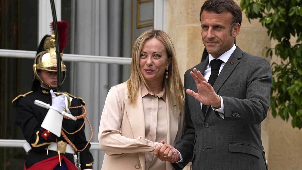Immagine di Meloni riceve Macron a Roma. Cerca nuovi alleati sui migranti, e intanto litiga con Scholz