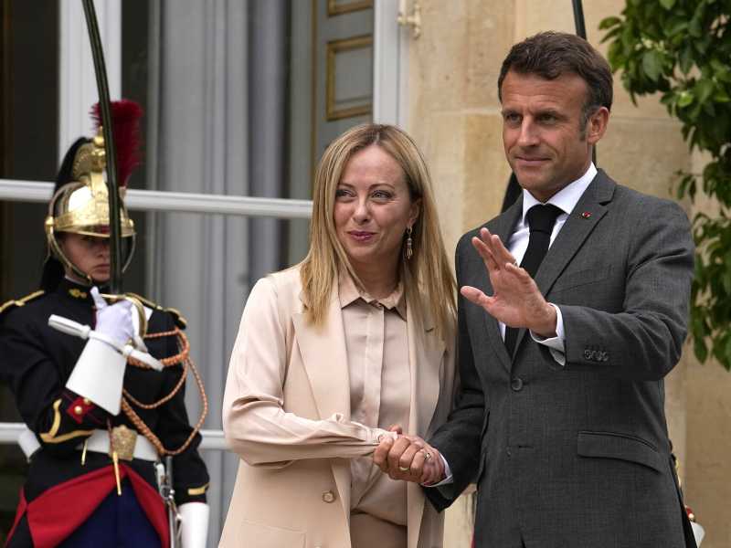 Meloni riceve Macron a Roma. Cerca nuovi alleati sui migranti, e intanto litiga con Scholz