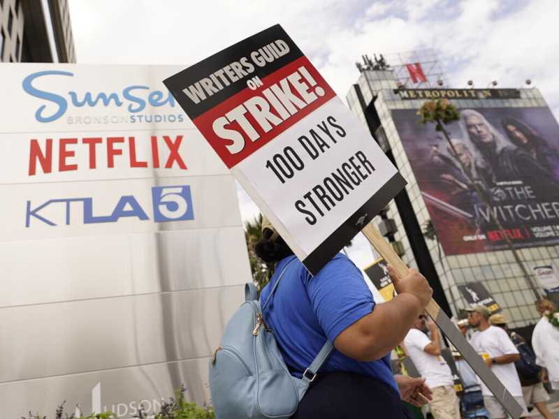 A Hollywood gli sceneggiatori vincono, gli attori lottano e l’IA perde (per ora)