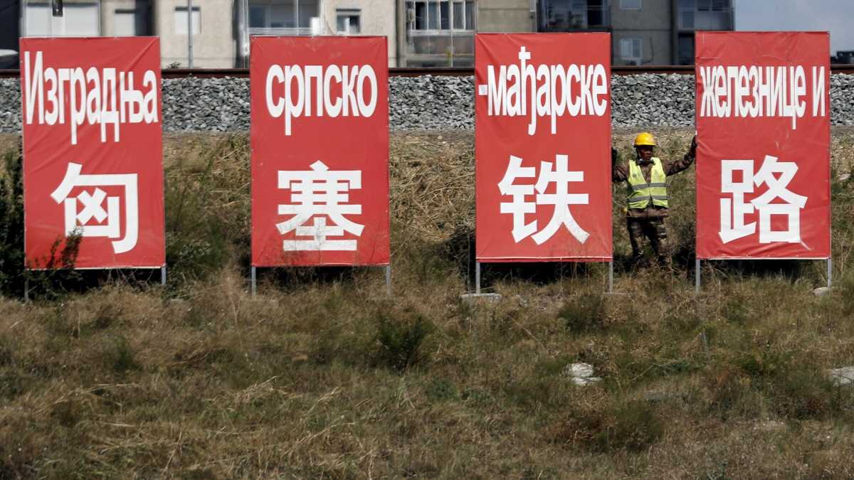 Immagine di Una ferrovia e il simbolo della trappola cinese in Ungheria