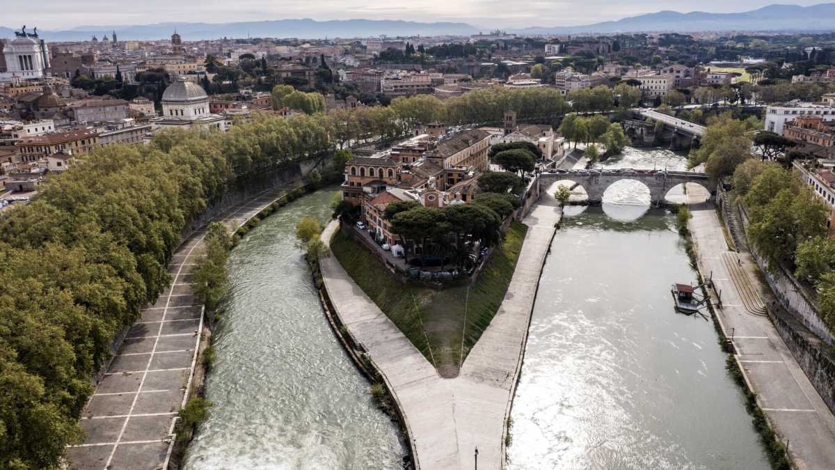 Immagine di Fitzcarraldo al largo dell’Isola Tiberina. Una sera di meta-teatro in barca, sul Tevere